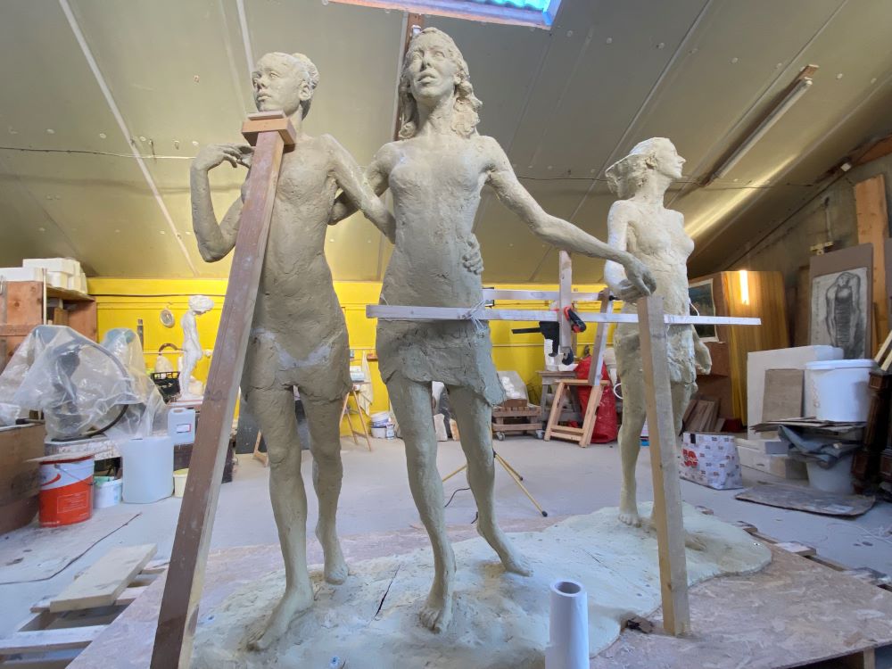 Support astucieux pour tenir en place le temps du séchage de l'assemblage de la sculpture